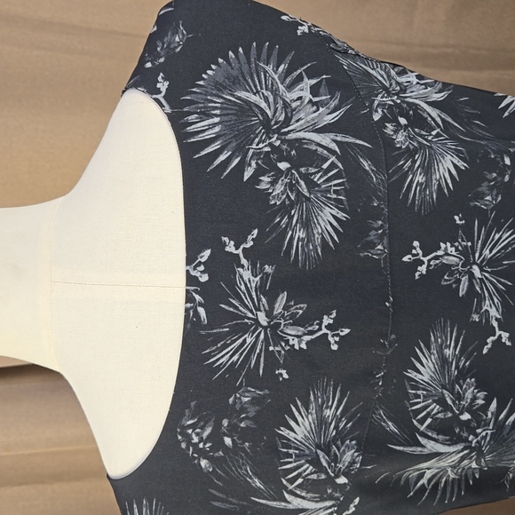 Fig Clothing black & grey floral sleeveless V-neck blouse top, size small - Picture 7 of 10